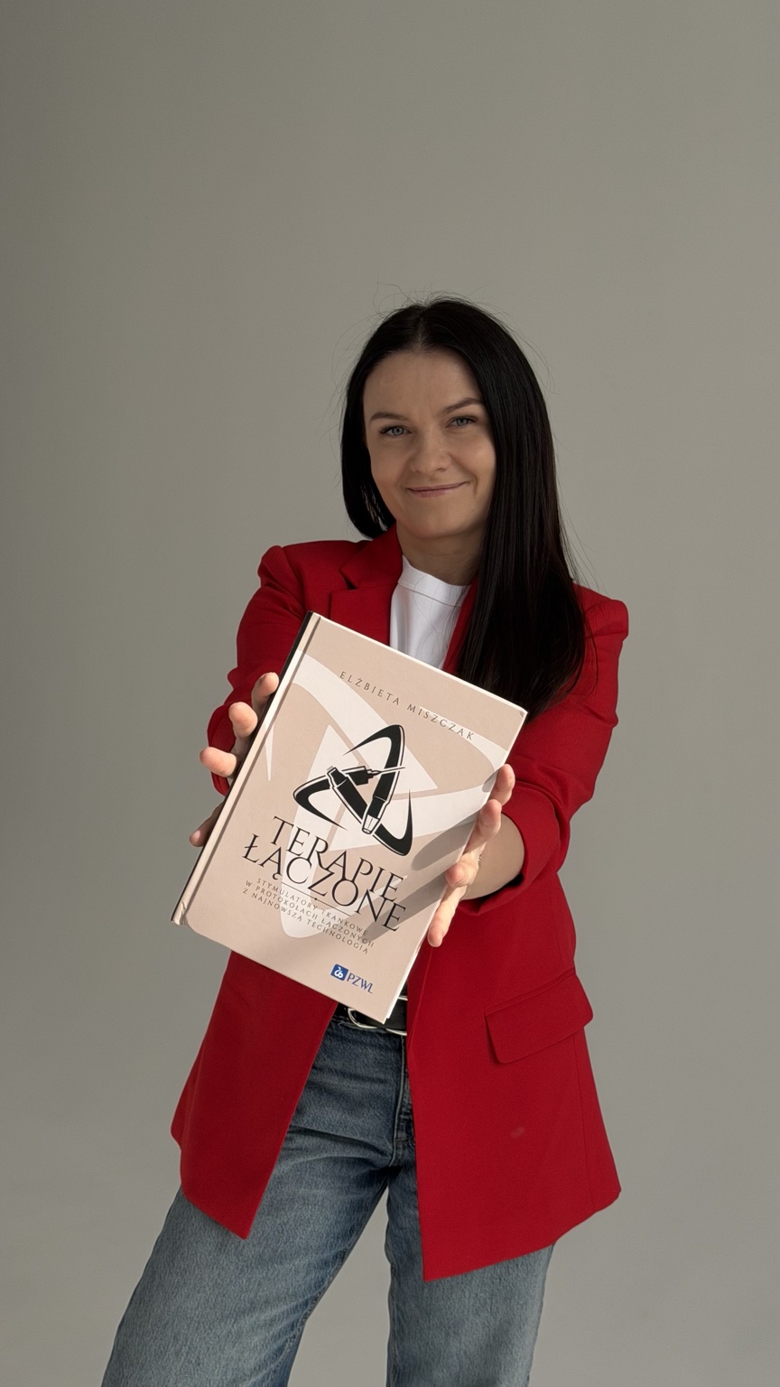 Elżbieta Miszczak z książką Terapie łączone – Instytut Black Cat